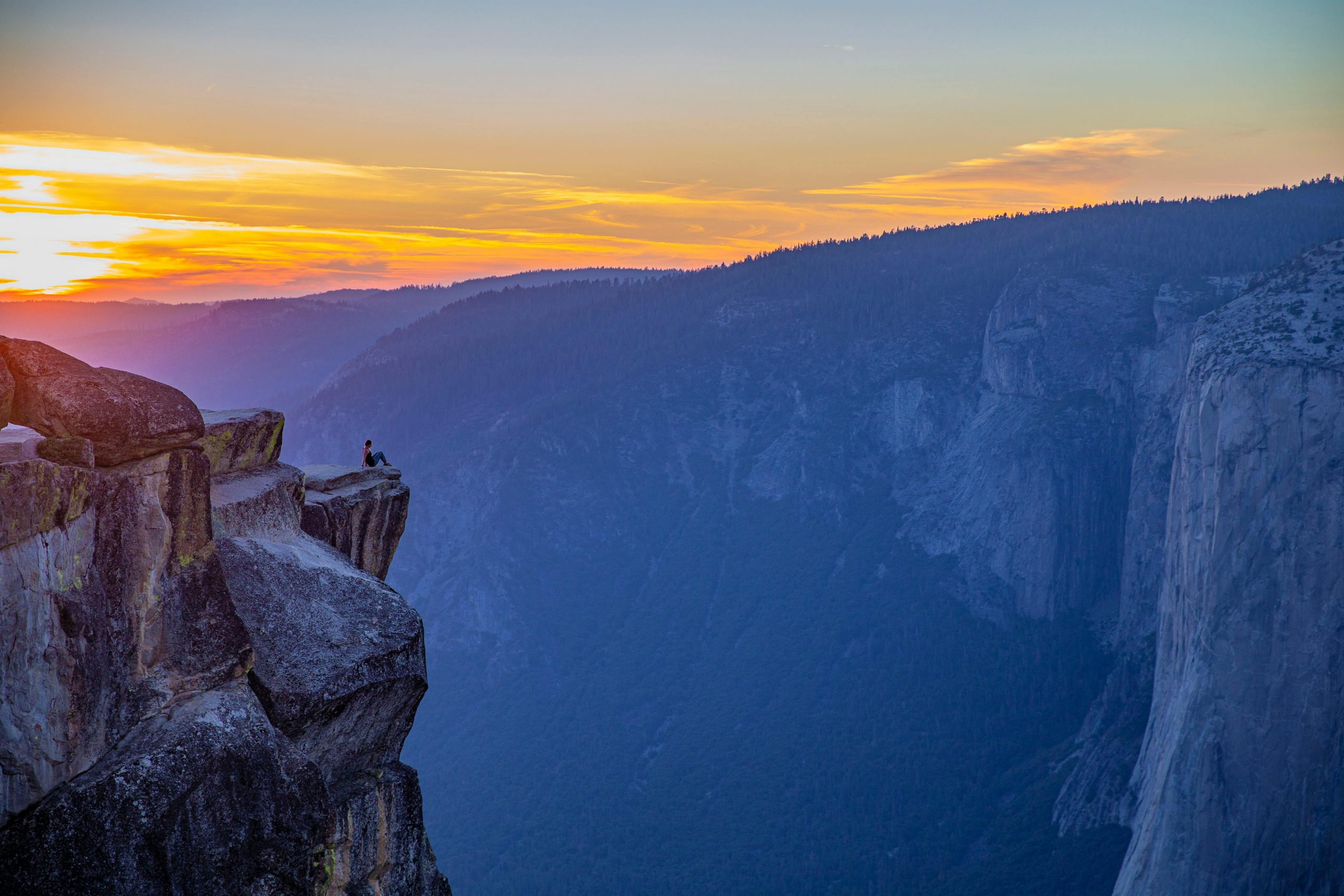Sunrise at Yosemite overlooking a clif