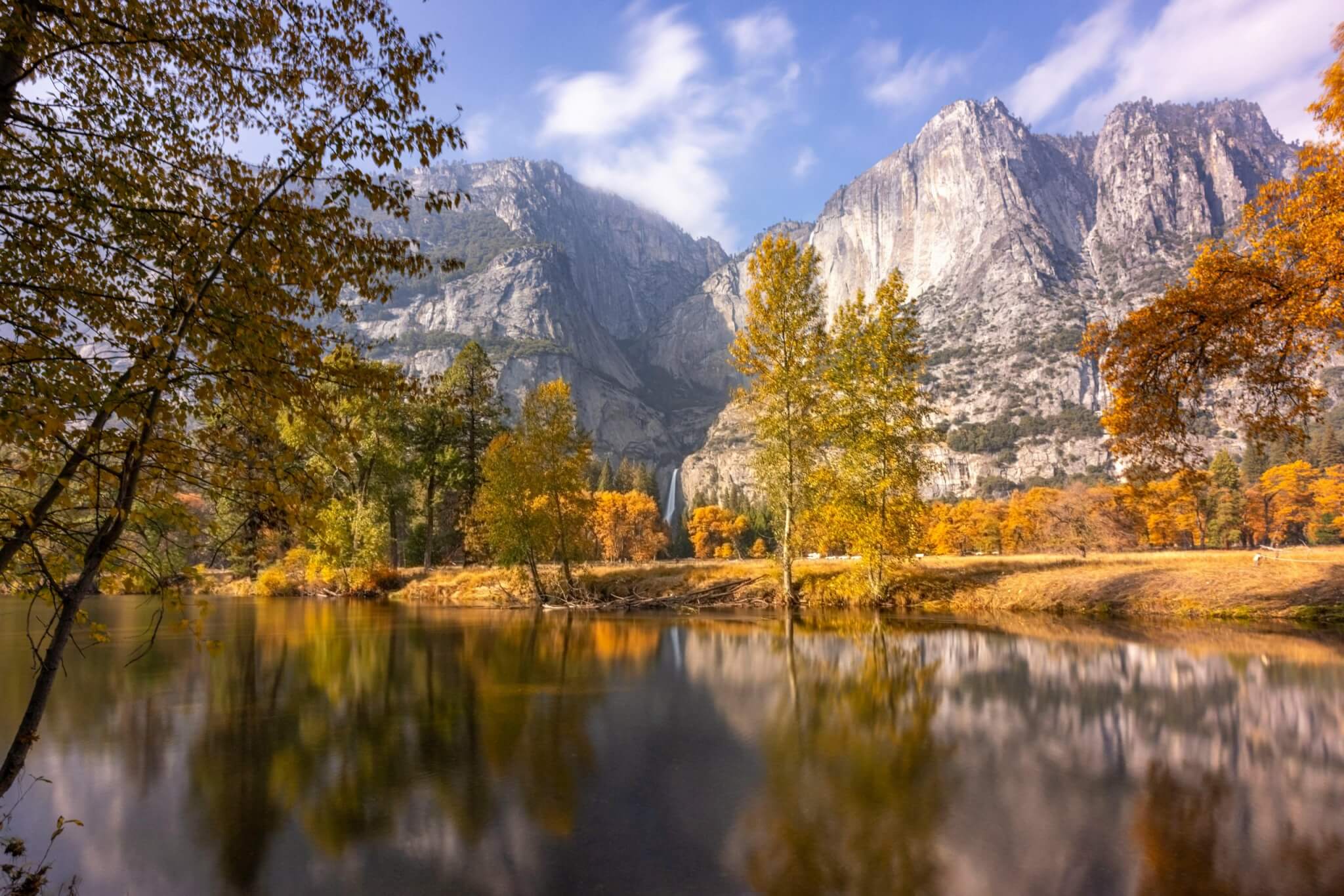 Is fall in yosemite worth the trip? This blog from Yosemite resorts explains why it is.